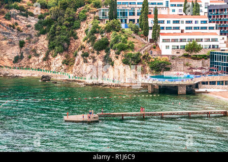 Dettaglio della vista della moderna città di spiaggia di Budva, Montenegro. Budva è una delle migliori e più famose località turistiche della Riviera Adriatica. Foto Stock