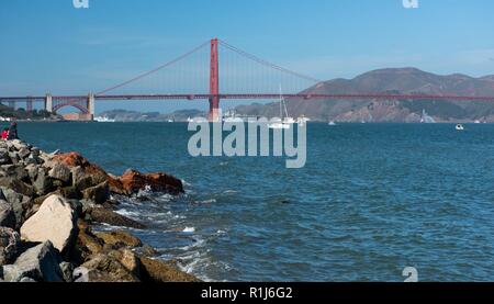 Navi da parte degli Stati Uniti La Marina Militare, Guardia costiera e la Royal Navy canadesi croce sotto il Golden Gate Bridge a San Francisco la settimana della flotta, il 5 ottobre 2018. La sfilata delle navi permette al pubblico di visualizzare diverse navi militari che sono sul display e disponibile per escursioni, durante la settimana della flotta. Dal 1981, San Francisco Settimana della flotta è un evento pubblico che si svolge ogni ottobre, diventando un significativo e parte integrante della città di cultura locale ed economia. San Francisco Fleet Week 2018 eventi avranno luogo attraverso Ott 8th. Foto Stock