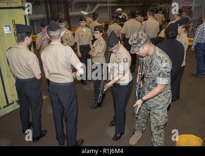 Baltimora (ott. 5, 2018) Marine Cpl. John Michael, Bowden diritto, insegna Catherine Crathers, una marina Junior Reserve Officer Training Corps studente da Annapolis High School, come utilizzare un m4 carbine durante un tour della nave a bordo della harpers Ferry-class dock landing ship USS Oak Hill (LSD 51) durante il Maryland la settimana della flotta e Air Show di Baltimora. MDFWASB Baltimore è la festa del mare servizi e fornisce un opportunità per i cittadini del Maryland e la città di Baltimora per soddisfare i marinai, Marine e le coste Guardie, come pure vedere in prima persona le funzionalità più recenti di oggi del servizio marittimo Foto Stock