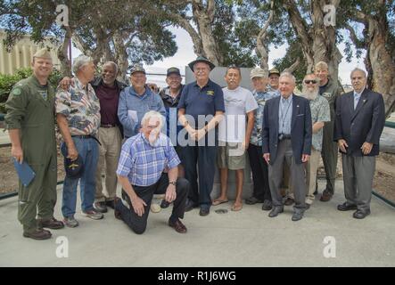 IMPERIAL Beach, California- (5 ottobre 2018) i membri della Nazionale Associazione elicottero prendere una foto di gruppo con base navale Coronado (NBC) Comandante Capt. Timothy J. Slentz, sinistra e NBC Delegato Capt. John W. DePree, bancata posteriore a destra dopo il campo della risma centennial cerimonia tenutasi a Naval Outlying campo di atterraggio (NOLF) Imperial Beach (IB) Il 5 ottobre 2018. NOLF IB è parte della NBC's consorzio di otto impianti navali che spazia dall'Isola di San Clemente, situato 70 miglia ad ovest di San Diego, al La Posta Warfare Training Facility, situato a 60 miglia a est di San Diego. Le basi" Foto Stock