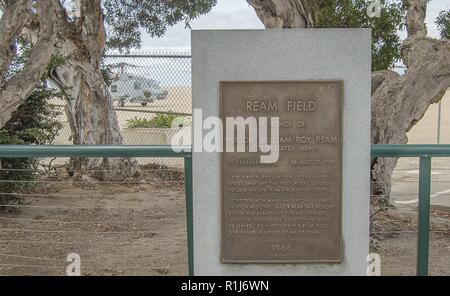 IMPERIAL Beach, California- (5 ottobre 2018) Stati Uniti Esercito il Mag. William Roy risma lapide si trova al controllo del traffico aereo ingresso impianto navali di bordo periferiche di campo di atterraggio (NOLF) Imperial Beach (IB). Il sito è la casa di risma campo ed è stato commemorato durante una cerimonia che osservate 100 anni di voli militari all'aeroporto il 5 ottobre 2018. Il Mag. Risma era il primo chirurgo di volo dell'U.S. Esercito e il primo volo chirurgo ucciso in un incidente aereo avvenuto. L'elicottero squadroni di stanza a Naval Air Station North Island (NASNI) utilizzare risma Campo in NOLF IB per il 95 percento del loro Foto Stock