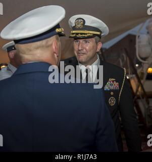 Baltimora (ott. 4, 2018) posteriori Capt. Michael Meredith, Capo del personale, è accolto a bordo della U.S. Guardacoste Barque Eagle (WIX 327) durante il Maryland la settimana della flotta e Air Show di Baltimora. MDFWASB Baltimore è la festa del mare servizi e fornisce un opportunità per i cittadini del Maryland e la città di Baltimora per soddisfare i marinai, Marine e le coste Guardie, come pure vedere in prima persona le funzionalità più recenti di oggi i servizi marittimi. Foto Stock