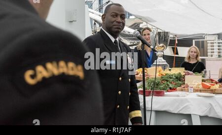 Baltimora (ott. 4, 2018) posteriori Adm. Stephen Evans, Commander, Carrier Strike gruppo due, parla ad un ricevimento a bordo della Kingston-class di difesa costiera HMCS nave Moncton (MM 708) durante il Maryland la settimana della flotta e Air Show di Baltimora. MDFWASB Baltimore è la festa del mare servizi e fornisce un opportunità per i cittadini del Maryland e la città di Baltimora per soddisfare i marinai, Marine e le coste Guardie, come pure vedere in prima persona le funzionalità più recenti di oggi i servizi marittimi. Foto Stock