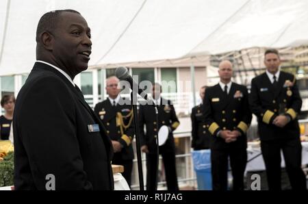 Baltimora (ott. 4, 2018) posteriori Adm. Stephen Evans, Commander, Carrier Strike gruppo due, parla ad un ricevimento a bordo della Kingston-class di difesa costiera HMCS nave Moncton (MM 708) durante il Maryland la settimana della flotta e Air Show di Baltimora. MDFWASB Baltimore è la festa del mare servizi e fornisce un opportunità per i cittadini del Maryland e la città di Baltimora per soddisfare i marinai, Marine e le coste Guardie, come pure vedere in prima persona le funzionalità più recenti di oggi i servizi marittimi. Foto Stock