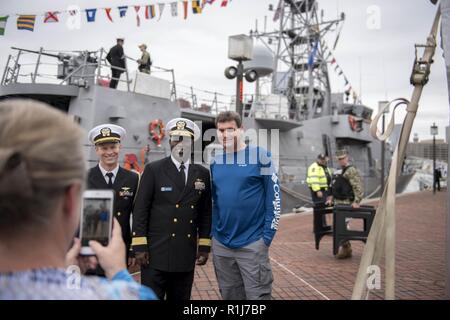 Baltimora (ott. 5, 2018) posteriori Adm. Stephen Evans, medio, Commander, Carrier Strike gruppo due, posa per una foto durante il Maryland la settimana della flotta e Air Show di Baltimora. MDFWASB Baltimore è la festa del mare servizi e fornisce un opportunità per i cittadini del Maryland e la città di Baltimora per soddisfare i marinai, Marine e le coste Guardie, come pure vedere in prima persona le funzionalità più recenti di oggi i servizi marittimi. Foto Stock