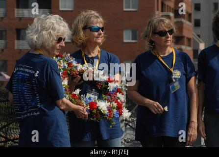 Ex membri di equipaggio della USS Lyman K. Swenson (DD-729) e i membri della loro famiglia fatta convergere sul fiocco della USS Wisconsin (BB-64) Venerdì 5 ottobre 2018 per un memoriale di servizio. Il servizio è stato parte della loro riunione annuale, e ha incluso le attività nella città di Norfolk, il Nauticus museum e una auto-tour guidato di Hampton Roads Museo Navale. Il servizio onorato ex membri di equipaggio che hanno aderito all'eterna ranghi e comprendeva un oratore ospite, campanello squilla per coloro che non erano più con loro, una ghirlanda di cerimoniale a mare di colata, rubinetti essendo giocato e una bandiera cere di piegatura Foto Stock