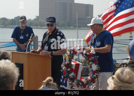 Ex membri di equipaggio della USS Lyman K. Swenson (DD-729) e i membri della loro famiglia fatta convergere sul fiocco della USS Wisconsin (BB-64) Venerdì 5 ottobre 2018 per un memoriale di servizio. Il servizio è stato parte della loro riunione annuale, e ha incluso le attività nella città di Norfolk, il Nauticus museum e una auto-tour guidato di Hampton Roads Museo Navale. Il servizio onorato ex membri di equipaggio che hanno aderito all'eterna ranghi e comprendeva un oratore ospite, campanello squilla per coloro che non erano più con loro, una ghirlanda di cerimoniale a mare di colata, rubinetti essendo giocato e una bandiera cere di piegatura Foto Stock