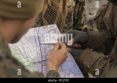 Nuova Zelanda esercito lancia Cpl. Jonathan Sorenson e U.S. Marine Sgt. Tyler Marino designare posizioni su una mappa durante l'esercizio comune assalto Società di segnali di nero, Waiouru Area Formazione, Nuova Zelanda, Ottobre 4, 2018. Sorenson, nativo di Christchurch, è una vista in sezione secondo al comando con 2 Engineer Regiment, 3 campo Squadron, 1 NZ brigata. Marino, nativo di Columbus, Ohio, è un team leader con 1° Brigata, 5th Air Naval spari Liaison Company, III Marine forza expeditionary Informazioni Gruppo, III MEF. Componenti variabili della Nuova Zelanda esercito, tra ingegneri e analisti di intelligence, com Foto Stock