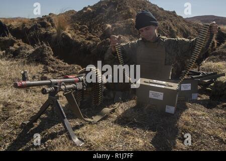 Stati Uniti Lancia Marine Cpl. Dylan Fernandez organizza 7,62 mm vuoto turni di munizioni durante l'esercizio comune assalto Società di segnali di nero, Waiouru Area Formazione, Nuova Zelanda, il 5 ottobre 2018. Fernandez, nativo di Jacksonville, Illinois, è un operatore radio con 1° Brigata, 5th Air Naval spari Liaison Company, III Marine forza expeditionary Informazioni Gruppo, III MEF. Marines dal 5 ANGLICO e Nuova Zelanda soldati dell esercito, posa come forze contrapposte durante un evento di formazione, esercitato in una varietà di armi, comprese la MAG 58. Il mitrailleuse d'appui generale, o 'supporto generale mitragliatrice,' Foto Stock