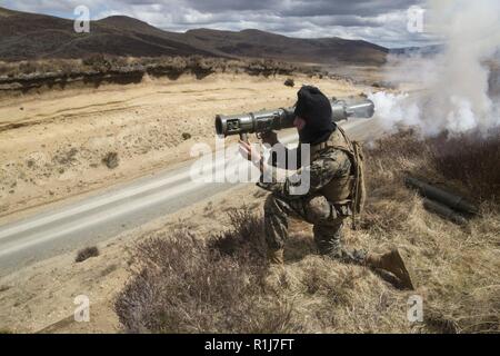 Stati Uniti Lancia Marine Cpl. Dylan Fernandez incendi una carica di vuoto con il Carl Gustaf recoilless rifle durante l'esercizio comune assalto Società di segnali di nero, Waiouru Area Formazione, Nuova Zelanda, 6 ott. 2018. Fernandez, nativo di Jacksonville, Illinois, è un operatore radio con 1° Brigata, 5th Air Naval spari Liaison Company, III Marine forza expeditionary Informazioni Gruppo, III MEF. Forze contrapposte, costituito da marines dal 5 ANGLICO e componenti della Nuova Zelanda esercito, esercitava la Gustaf Bazooka, Un 84 millimetro l'uomo-portatile riutilizzabile anti-serbatoio recoilless rifle. Foto Stock