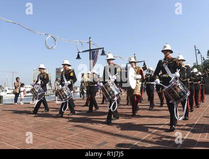 Baltimora (ott. 7, 2018) Il Royal Marines Band Service esegue un brano a Baltimora e il porto interno durante il Maryland la settimana della flotta e Air Show di Baltimora. MDFWASB Baltimore è la festa del mare servizi e fornisce un opportunità per i cittadini del Maryland e la città di Baltimora soddisfare i marinai, Marine e le coste Guardie, come pure vedere in prima persona le funzionalità di oggi i servizi marittimi. Foto Stock