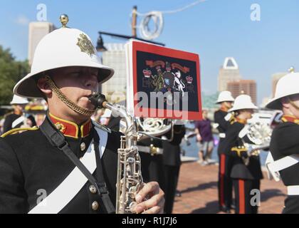 Baltimora (ott. 7, 2018) Il Royal Marines Band Service esegue a Baltimora e il porto interno durante il Maryland la settimana della flotta e Air Show di Baltimora. MDFWASB Baltimore è la festa del mare servizi e fornisce un opportunità per i cittadini del Maryland e la città di Baltimora soddisfare i marinai, Marine e le coste Guardie, come pure vedere in prima persona le funzionalità di oggi i servizi marittimi. Foto Stock