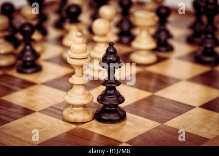In bianco e nero di pezzi di scacchi sulla scacchiera Foto Stock
