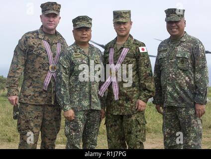 Brig. Gen. Christopher A. McPhillips, Comandante generale 3D Marine Expeditionary Brigade e Giappone terra Forza di Autodifesa Il Mag. Gen. Satoru Nomura, Vice comandante General-International presso la centrale disponibilità vigore posano per una foto di gruppo con i Marines filippini durante KAMANDAG 2 alla caserma marini Gregorio Lim, Ternate, Filippine il 7 ottobre 2018. KAMANDAG 2 è un esercizio che aiuta a mantenere un elevato livello di preparazione e migliora i militari combinate a relazioni militari e funzionalità. (Marine Corps Foto Stock