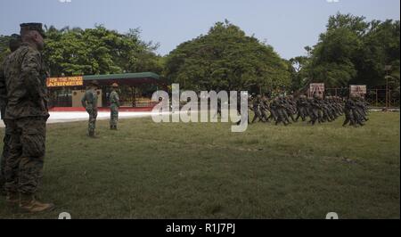 Brig. Gen. Christopher A. McPhillips, Comandante generale 3D Marine Expeditionary Brigade, osserva Marines filippini di formazione presso la Scuola di base durante la fase di esercizio KAMANDAG 2 alla caserma marini Gregorio Lim, Ternate, Filippine il 7 ottobre 2018. KAMANDAG 2 è un esercizio che aiuta a mantenere un elevato livello di preparazione e migliora i militari combinate a relazioni militari e funzionalità. (Marine Corps Foto Stock