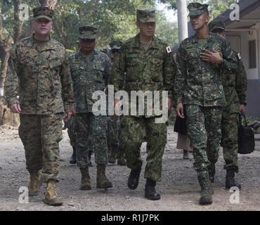 Brig. Gen. Christopher A. McPhillips, Comandante generale 3D Marine Expeditionary Brigade e Giappone terra Forza di Autodifesa Il Mag. Gen. Satoru Nomura, Vice comandante General-International presso la centrale disponibilità vigore sono fornite un tour della scuola di base durante il KAMANDAG 2 alla caserma marini Gregorio Lim, Ternate, Filippine il 7 ottobre 2018. KAMANDAG 2 è un esercizio che aiuta a mantenere un elevato livello di preparazione e migliora i militari combinate a relazioni militari e funzionalità. (Marine Corps Foto Stock