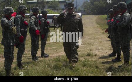 Brig. Gen. Christopher A. McPhillips, Comandante generale 3D Marine Expeditionary Brigade, saluta un Philippine Marine guardia d'onore come egli lascia la Caserma marini Gregorio Lim durante l'esercizio KAMANDAG 2 a Ternate, Filippine il 7 ottobre 2018. KAMANDAG 2 è un esercizio che aiuta a mantenere un elevato livello di preparazione e migliora i militari combinate a relazioni militari e funzionalità. (Marine Corps Foto Stock