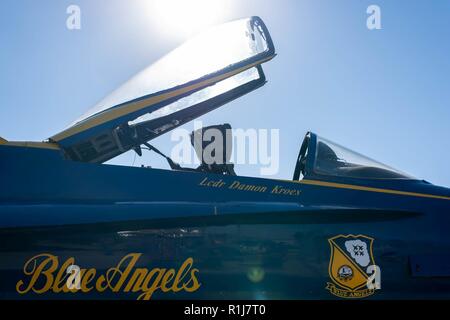 Il Blue Angels eseguire durante il San Francisco Settimana della flotta Air Show, il 7 ottobre 2018. Il Blue Angels team è la marina degli Stati Uniti la dimostrazione di volo squadrone, con aviatori dal Navy e Marines. Il Blue Angels team è stato formato in 1946, il che rende la seconda più antica di volo formale aerobatic team nel mondo. Dal 1981, San Francisco Settimana della flotta si svolge ogni ottobre, diventando un significativo e parte integrante della città di cultura locale ed economia. San Francisco Fleet Week 2018 eventi avranno luogo attraverso il Ott 8. Foto Stock