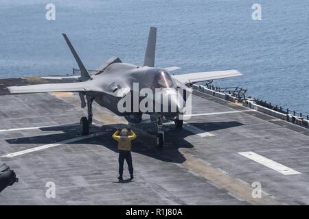 Mare Arabico (ott. 7, 2018) - Un F-35B Lightning II, attaccato al "VENDICATORI" di Marine Fighter Attack Squadron (VMFA) 211, si prepara per il lancio sul ponte di volo di wasp-classe assalto anfibio nave USS Essex (LHD 2) durante una regolare distribuzione pianificata di Essex anfibio gruppo pronto (ARG) e xiii Marine Expeditionary Unit (MEU). L'Essex ARG e xiii MEU è il primo U.S. Navy/Marine Corps team a distribuire negli Stati Uniti. Quinta Flotta area di operazioni con le rivoluzionarie funzionalità di combattimento del F-35B Lightning II, rendendolo un più letale, flessibile e persistente vigore, portando a Foto Stock