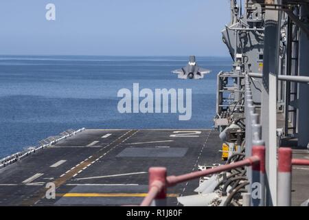 Mare Arabico (ott. 7, 2018) - Un F-35B Lightning II, attaccato al "VENDICATORI" di Marine Fighter Attack Squadron (VMFA) 211, si lancia dal ponte di volo di wasp-classe assalto anfibio nave USS Essex (LHD 2) durante una regolare distribuzione pianificata di Essex anfibio gruppo pronto (ARG) e xiii Marine Expeditionary Unit (MEU). L'Essex ARG e xiii MEU è il primo U.S. Navy/Marine Corps team a distribuire negli Stati Uniti. Quinta Flotta area di operazioni con le rivoluzionarie funzionalità di combattimento del F-35B Lightning II, rendendolo un più letale, flessibile e persistente vigore, portando ad una più s Foto Stock