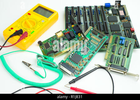 Pinza amperometrica digitale, cinghietta da polso antistatica di computer e schede di circuito Foto Stock