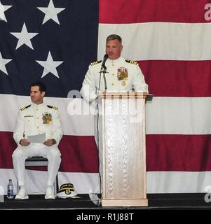 ANDERSEN AIR FORCE BASE, Guam (ott. 5, 2018) - USA Flotta del pacifico mare elicottero combattere ala commodore Capt. Kevin Kennedy offre un commento durante il mare in elicottero Combat Squadron 25 Modifica del comando cerimonia in occasione della conferenza di sunrise center presso Andersen Air Force Base 5 ottobre. Durante la cerimonia, la Cmdr. Frank Loforti alleviato la Cmdr. William Eastham come comandante. Foto Stock