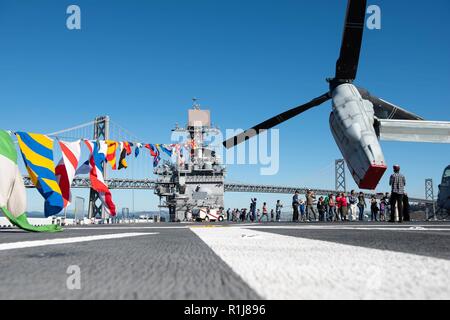 San Francisco residenti locali e turisti godere di escursioni della USS Bonhomme Richard durante San Francisco Fleet Week 2018, Ott 8. Il tour ha dato al pubblico la possibilità di visualizzazione visualizza statico, interagire con i membri del servizio e saperne di più su Stati Uniti capacità militari. Come il più grande e il più significativo evento del suo genere in tutta la nazione, flotta settimana San Francisco dispone di un unico programma di training e formazione che riunisce i mezzi civili e militari delle forze. Foto Stock