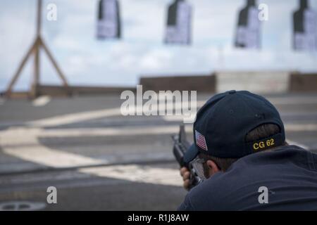 Mare delle Filippine (ott. 8, 2018) Electronics Tecnico 2a classe Darvey Lavanda, da Austin, Texas, incendi a M16 A4 fucile di servizio sul ponte di volo dell'Ticonderoga-class guidato-missili cruiser USS Chancellorsville (CG 62) durante un piccoli bracci corso di qualificazione. Chancellorsville è distribuita negli Stati Uniti 7 flotta area di operazioni a sostegno della sicurezza e della stabilità nella regione Indo-Pacifico. Foto Stock