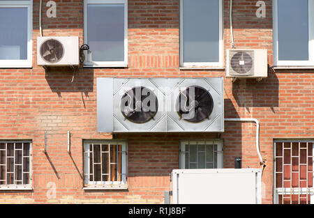 Condizionatori di aria sulla parete di un edificio Foto Stock