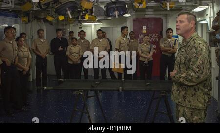 SAN FRANCISCO (ott. 8, 2018) Ospedale Corpsman 1a classe Duncan Stewart, da Thomasville, Ga., descrive la classificazione medica funzionalità a U.S. Navy Junior Reserve Officer Training Corps (JROTC) studenti di Everett Alvarez High School durante un tour dell'assalto anfibio nave USS Bonhomme Richard (LHD 6) come parte di San Francisco Fleet Week 2018. San Francisco Settimana della flotta è un opportunità per il pubblico americano e per soddisfare la loro Marina Militare, Marine Corps e Guardia Costiera team e l'esperienza dell'America servizi di mare. Durante la settimana della flotta, servizio i membri partecipano a vari eventi a servizio della comunità, mostra Foto Stock