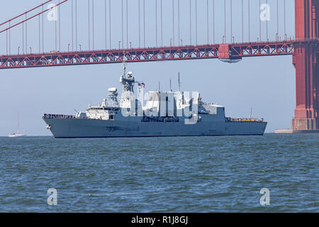 Canadian Halifax classe fregata HMCS Vancouver (FFH 331) entra nella Baia di San Francisco Foto Stock