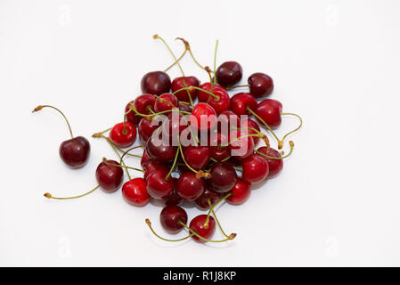 Ciliege rosse su sfondo bianco, primo piano immagine Foto Stock