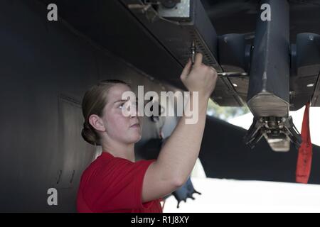 Airman 1. Classe Hayden Fredrickson, carico membro di un equipaggio addetto al 333Manutenzione aeromobili unità, prepara un F-15E Strike Eagle prima del caricamento di un'AIM-9X missile, il 5 ottobre 2018, presso Seymour Johnson Air Force Base in North Carolina. La AIM-9X è un a corto raggio air-air missile con blocco-sulle capacità potenziale di raggiungere velocità fino a Mach 2,5. Foto Stock
