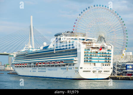 Osaka in Giappone - novembre8,2018 : Princess Cruises luxuri nave di crociera approccio sul porto di tempozan osaka Foto Stock