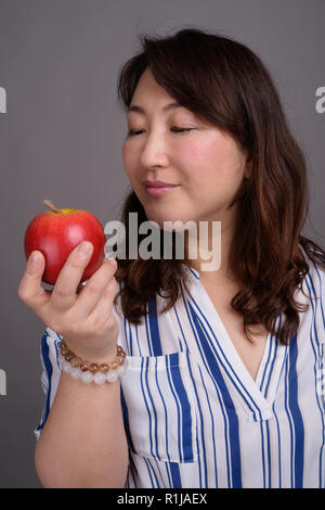 Coppia bella asiatica imprenditrice azienda sana apple Foto Stock