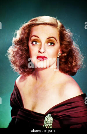 Ruth Elizabeth 'Bette' Davis (/"b?ti/; Aprile 5, 1908 ñ Ottobre 6, 1989) era un'attrice americana di cinema, televisione e teatro. Con una carriera lunga 60 anni essa è considerata come una delle attrici più grande nella storia di Hollywood.[ era nota per la sua volontà di svolgere unsympathetic, sardonica caratteri ed era famoso per le sue esibizioni in una vasta gamma di generi di film, dal crimine contemporaneo melodrammi storici e periodo di pellicole, suspense horror e commedie occasionali, sebbene i suoi più grandi successi furono i suoi ruoli in drammi romantici Credito: Hollywood Archivio foto / MediaPunch Foto Stock