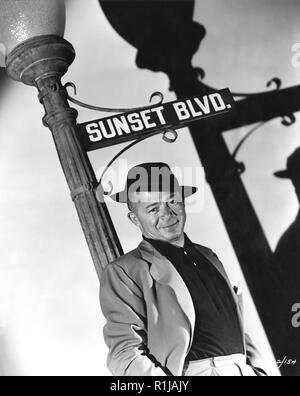 Sunset Boulevard 1950 è un film noir americani diretti e co-scritto da Billy Wilder, e prodotti e co-scritto da Charles Brackett. È stato chiamato dopo la strada transitabile con lo stesso nome che corre attraverso Los Angeles e Beverly Hills, la California. Il film stelle William Holden come Joe Gillis, un tentativo non riuscito di sceneggiatore, e Gloria Swanson come norma Desmond, una sbiadita silent-film di star che lo attira nel suo mondo di fantasia, dove lei sogna di fare un trionfale ritorno alla schermata. Credito: Hollywood Archivio foto / MediaPunch Foto Stock