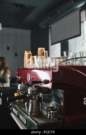 Macchine per caffè professionali con strumenti in coffeehouse Foto Stock