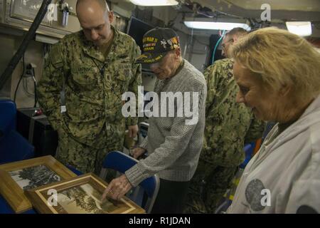 BANGOR, nello Stato di Washington (Ott. 13, 2018) la II Guerra Mondiale il veterano Roy Solt scopre che una foto di lui e del suo shipmates è visualizzato nel capo il pasticcio durante un tour dell'Ohio-class missile balistico sommergibile USS Pennsylvania SSBN (735). Solt servito a bordo della Pennsylvania-classe Corazzata USS Pennsylvania (BB-38) come un incendio Controlman ed era a bordo nel momento in cui la nave è stata affondata nel 1945. Foto Stock