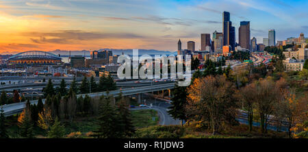 Seattle Downtown skyline e grattacieli oltre I-5 I-90 Interscambio superstrada al tramonto in autunno con fogliame giallo in primo piano vista fro Foto Stock