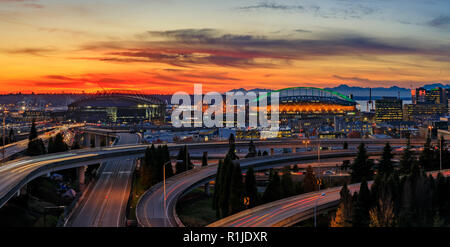 Panorama di Seattle Downtown skyline al di là della I-5 I-90 Interscambio superstrada al tramonto con esposizione a lungo il sentiero del traffico luci dal Dott. Jose Rizal o Foto Stock