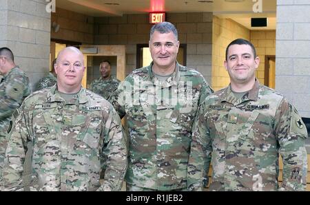 Il Mag. Thomas W. Klerk e il Mag. Neal T. Rockhold posano con il Brig. Gen. Clint E. Walker, comandante di 184Supporto comando, dopo la loro cerimonia di promozione Ottobre 16, 2018 a Camp Shelby forze congiunte Training Center, Mississippi. Klerk. (Mississippi Guardia Nazionale Foto Stock