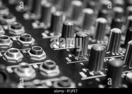 Professional Audio Console di miscelazione di guadagno di ingresso le manopole di controllo audio e i controlli EQ Foto Stock