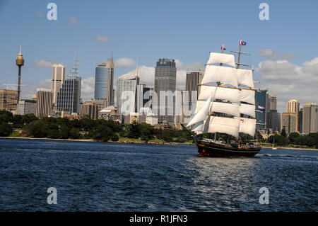 Stad Amsterdam, costruita ad Amsterdam nei Paesi Bassi nel 2,000, si direggia lungo la baia di Sydney verso il mare aperto dopo di lei Foto Stock