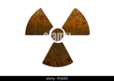 Radioattivo (radiazioni ionizzanti) pericolo nucleare simbolo costruito di 3D metallo arrugginito grungy texture e isolate su seamless sfondo bianco. Foto Stock