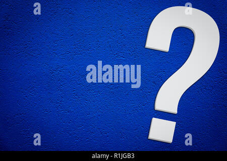 Punto interrogativo in bianco minimalista di colore grigio 3D isolato su un semplice sfondo blu scuro in diagonale e con grandi vuoti copia spazio per il testo. C Foto Stock