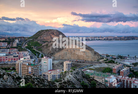 Vista della Serra Grossa dalla Santa Bárbara castello di Alicante in Spagna. Foto Stock