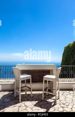 Vista della terrazza e il mare dalle alture del Monte Solaro, Anacapri, Isola di Capri, area di Napoli, Italia Foto Stock