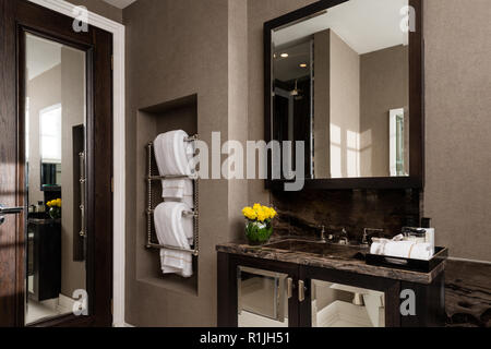 Bagno maschile con specchi Foto Stock