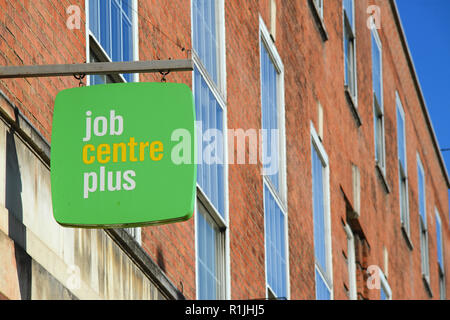 Le persone che entrano ed escono job center leeds Yorkshire Regno Unito Foto Stock